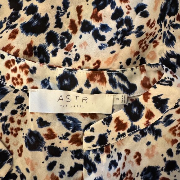 ASTR The Label Blue Multi Leopard Belle Ruffle Sleeve Blouse Women’s Medium - Picture 13 of 15